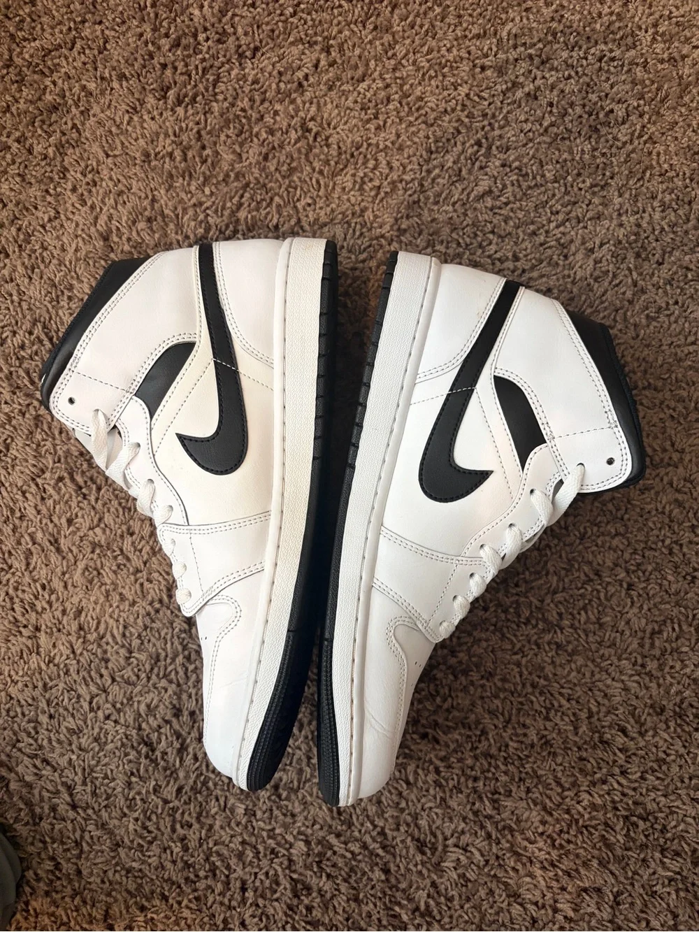 Jordan 1 mid white black